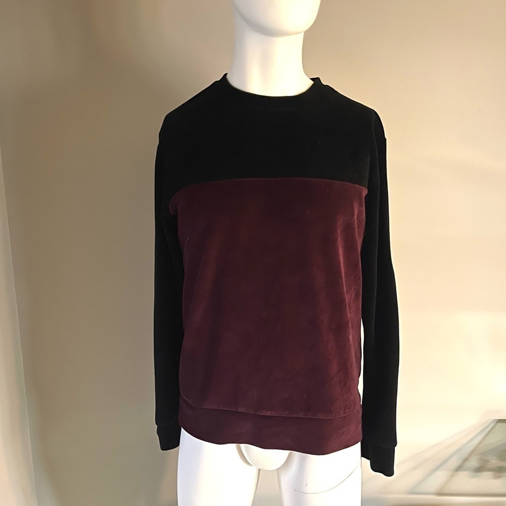 Forever 21 Men's Black and Burgundy velour Crewneck Sweater